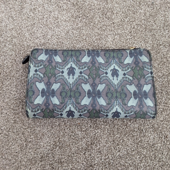 Tory Burch Patterned Clutch Crossbody in Green and Gray - Picture 2 of 5